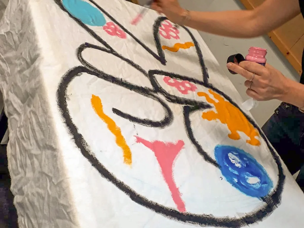 Bemaltes Tuch mit Blumenmotiv wird gestaltet.